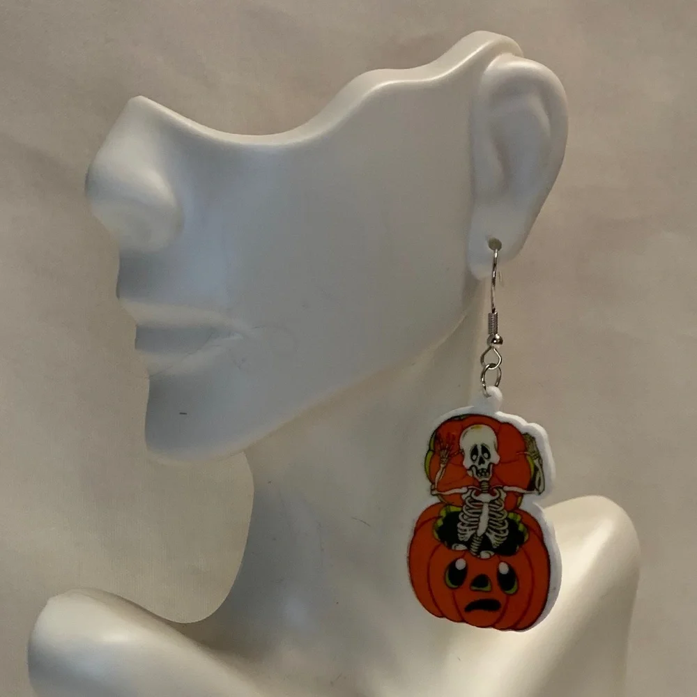 NWT! Adorable Acrylic Retro Design Skeleton and Pumpkin Halloween Earrings!